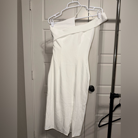 superdown Dresses & Skirts - Superdown Jillian Asymetric midi dress